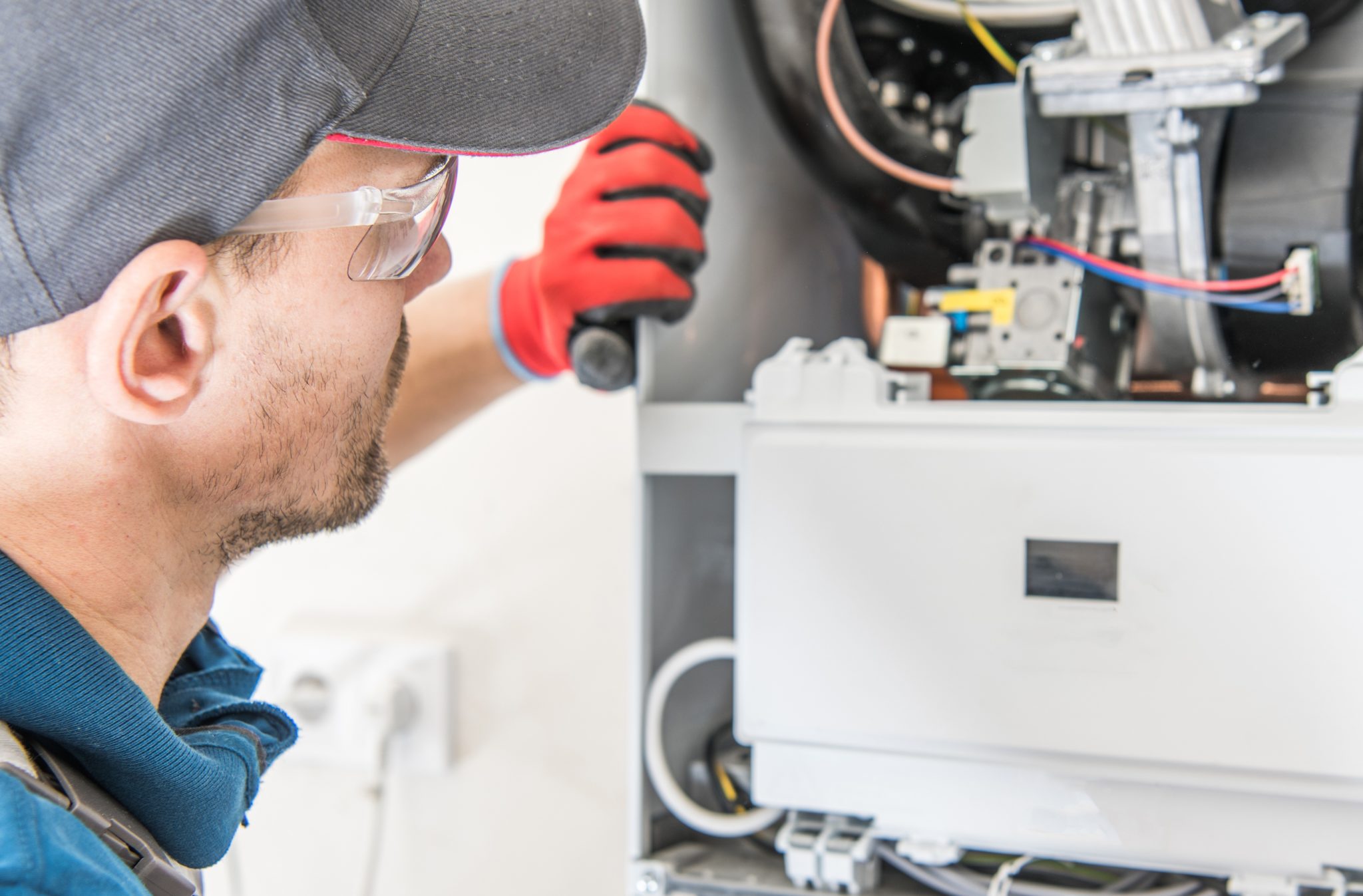 Imagen de un técnico reparando un Calentador.